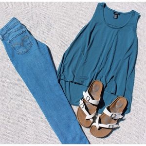 Super cute light colored Levi’s jeans, like new